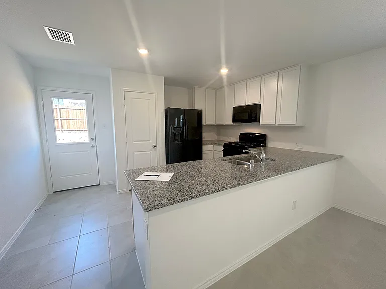 1920 Aves Glen Ln — Photo 3