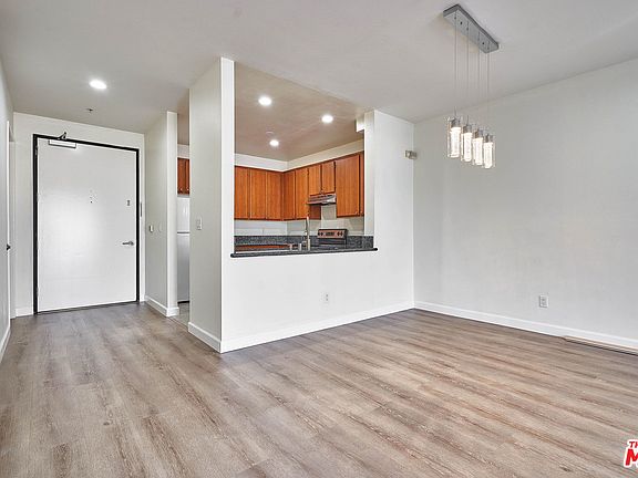 4th image of 625 S Berendo St APT 303
