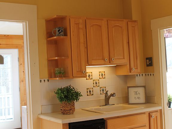 3rd image of 112 Cottage St Floor 1
