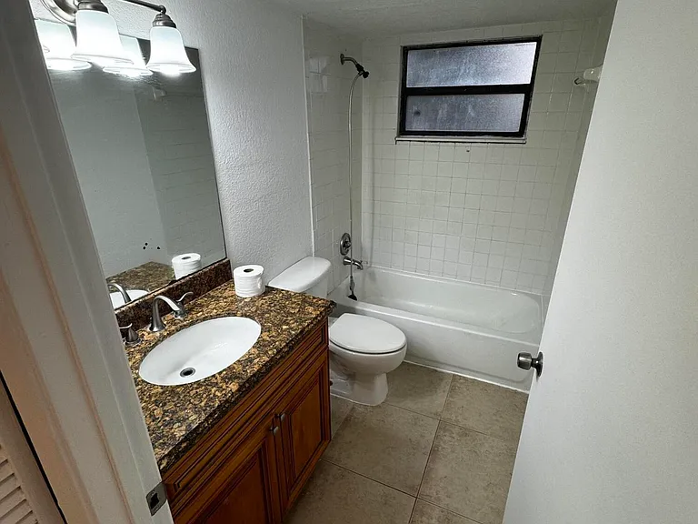 1525 Lake Crystal Dr #C — Photo 16