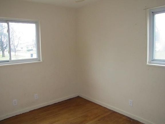 4th image of 122 Waverly Ave