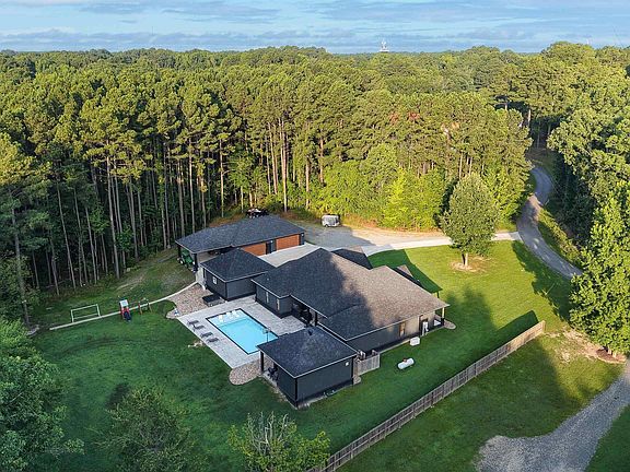 4th image of 18 Stephenson Ln
