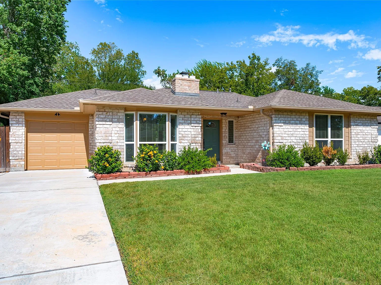 3 bed, 2.0 bath, 1236 sqft, $2,050 — Photo 1