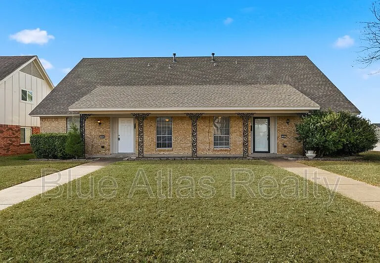 704 Skyline Dr — Photo 2