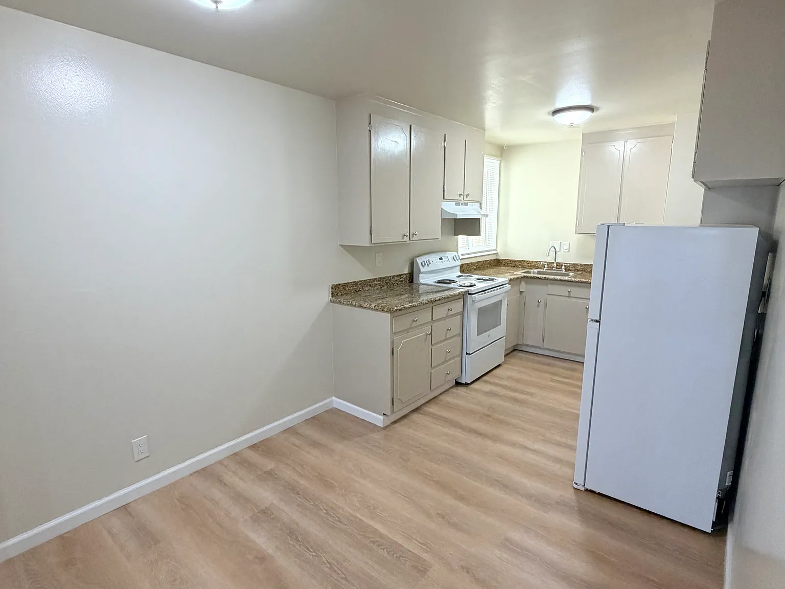 3 bed, 1000 sqft, $8,100 — Photo 2