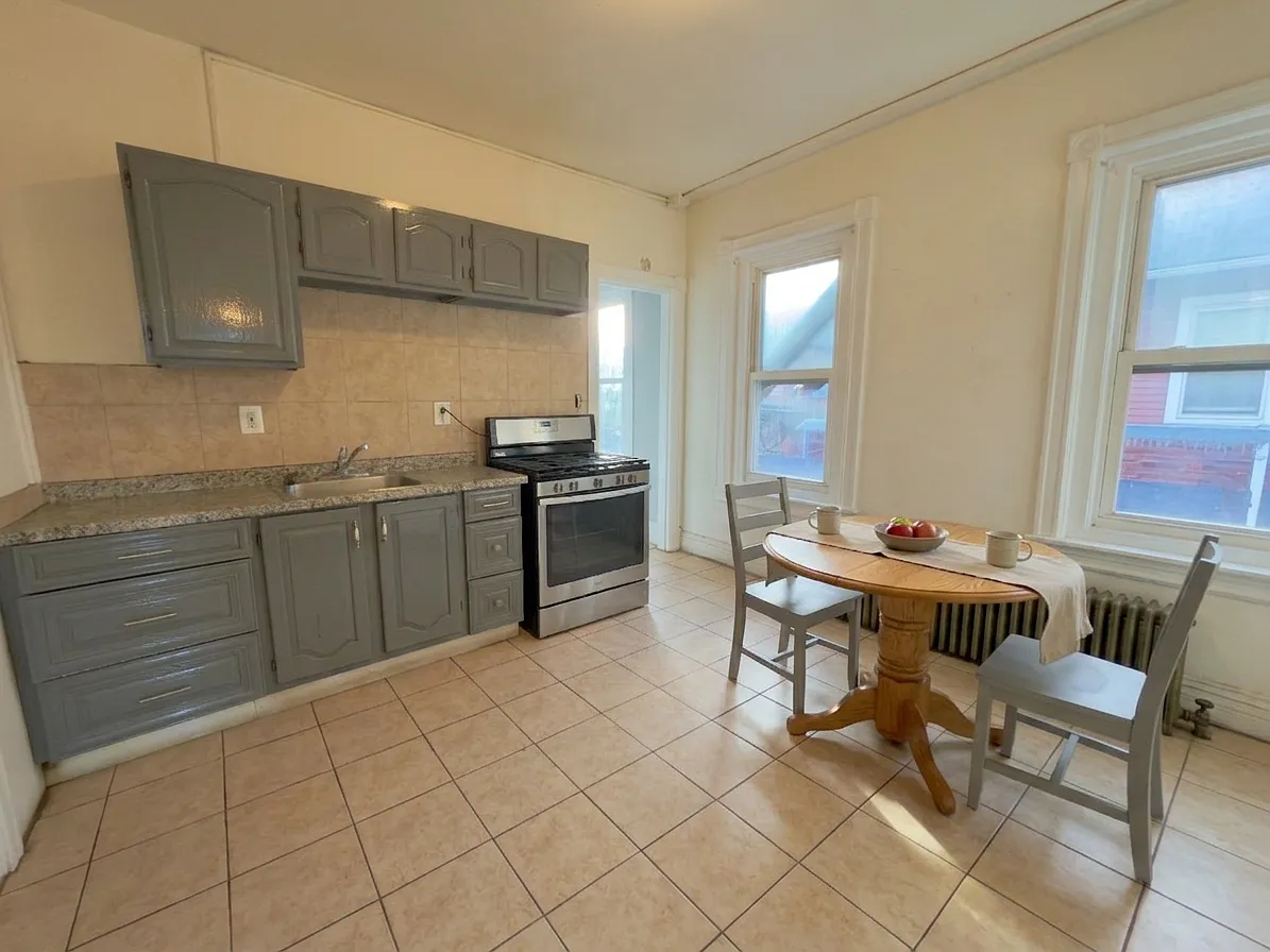 3 bed, 888 sqft, $1,400 — Photo 4