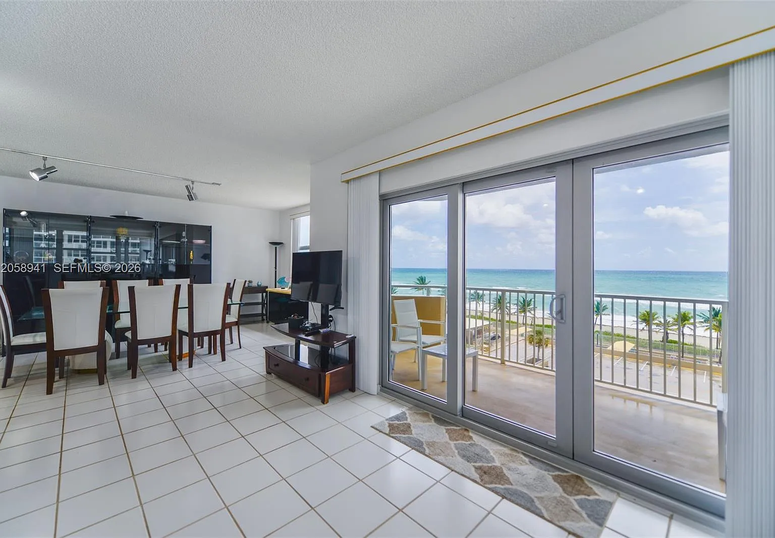 Hemispheres Condo — Photo 4