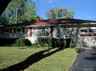 27 Priscilla Ln, Lockport, NY 14094