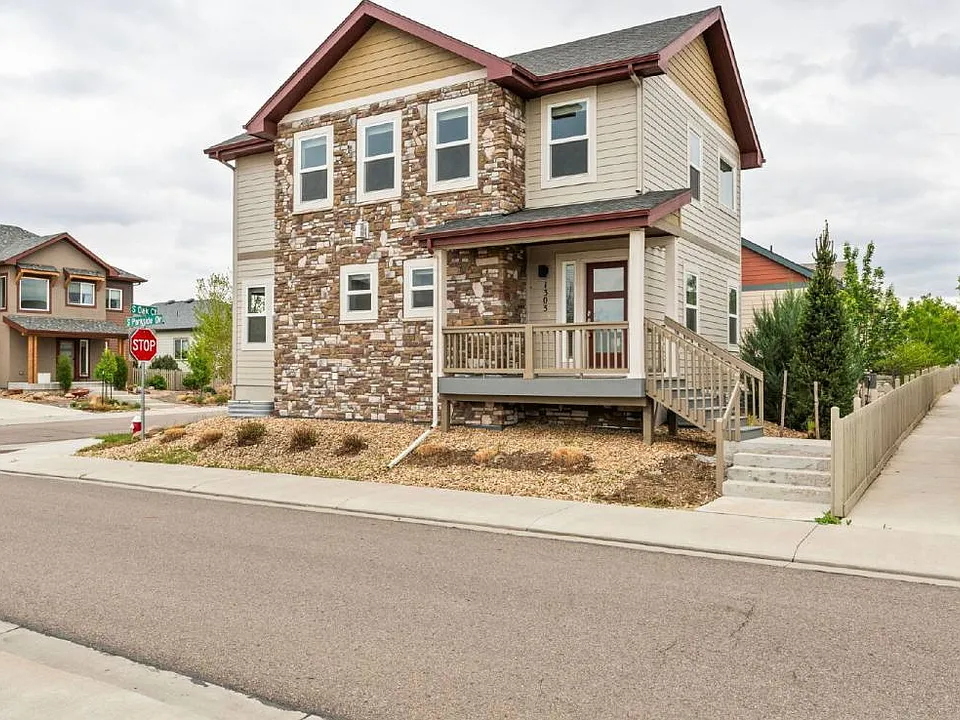 1303 S Oak Ct