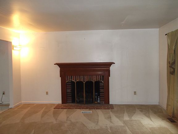 Living room w/fireplace