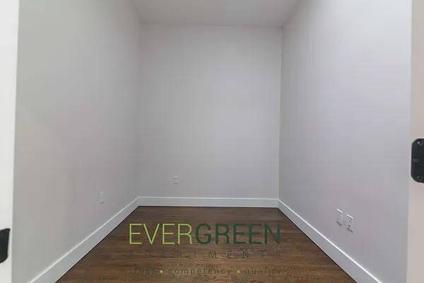 Rented by Evergreen Apartments BK | media 8