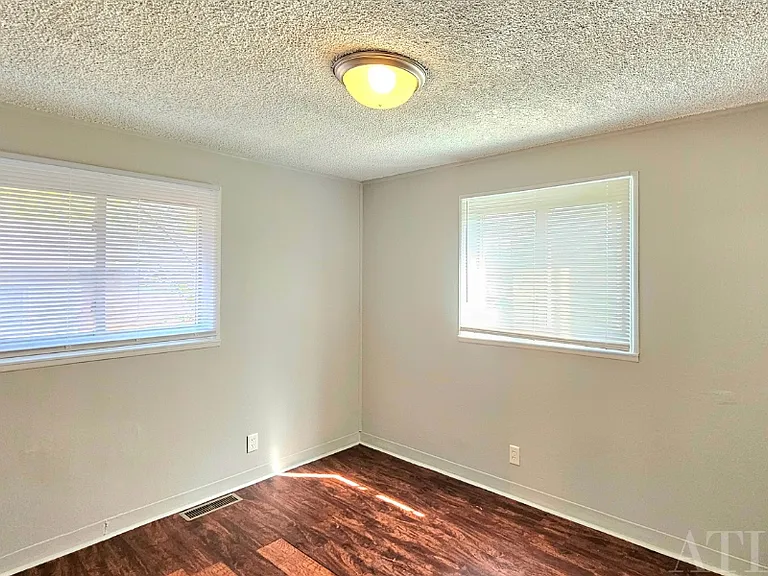809 Hobart St — Photo 10