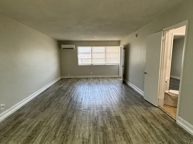 Bellagio Apartments — Photo 24