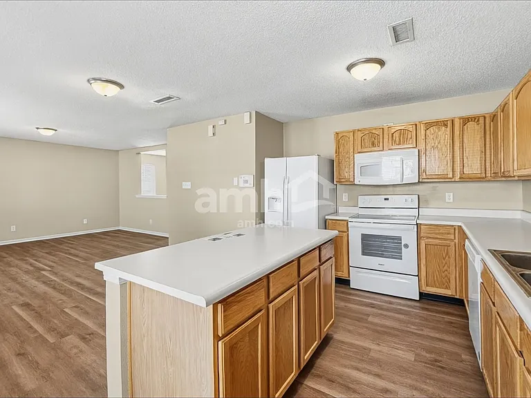 6804 Woodland Heights Dr — Photo 3