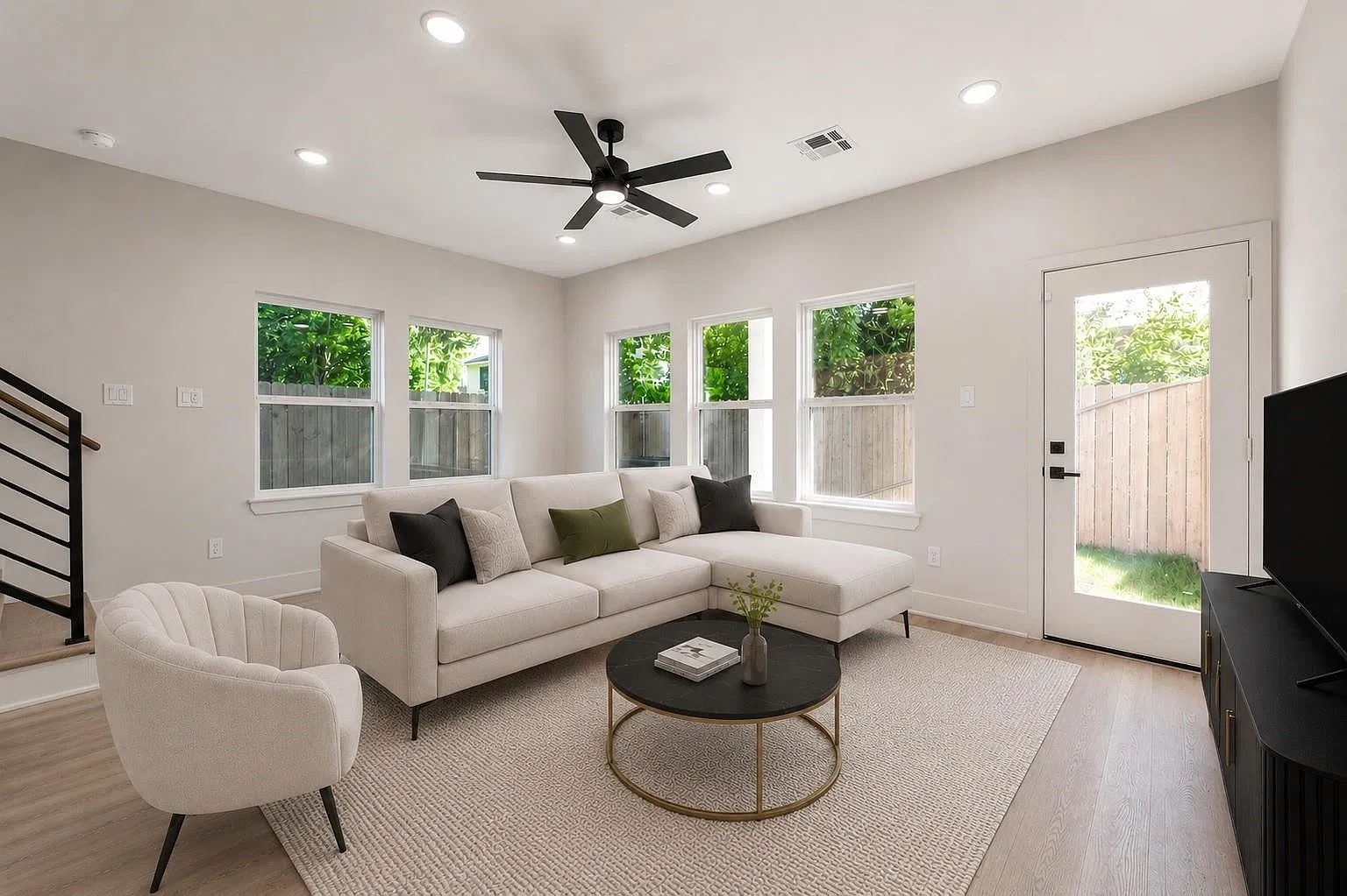 3 bed, 2.5 bath, 3276 sqft, $2,500 — Photo 4