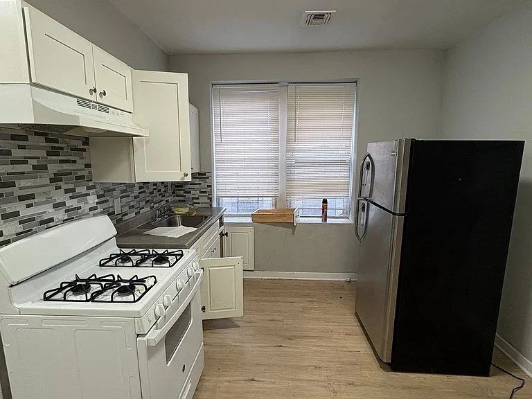 92 Carroll St #3 — Photo 2