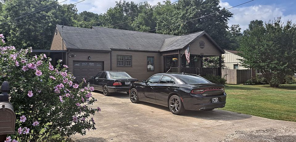 2nd image of 826 Rosedale Ave