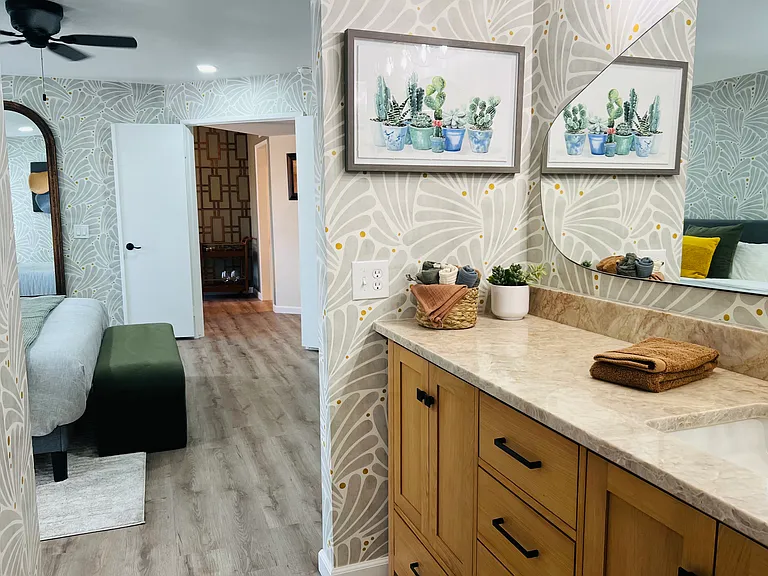 Gorgeous master en-suite bathroom and huge walk-in closet