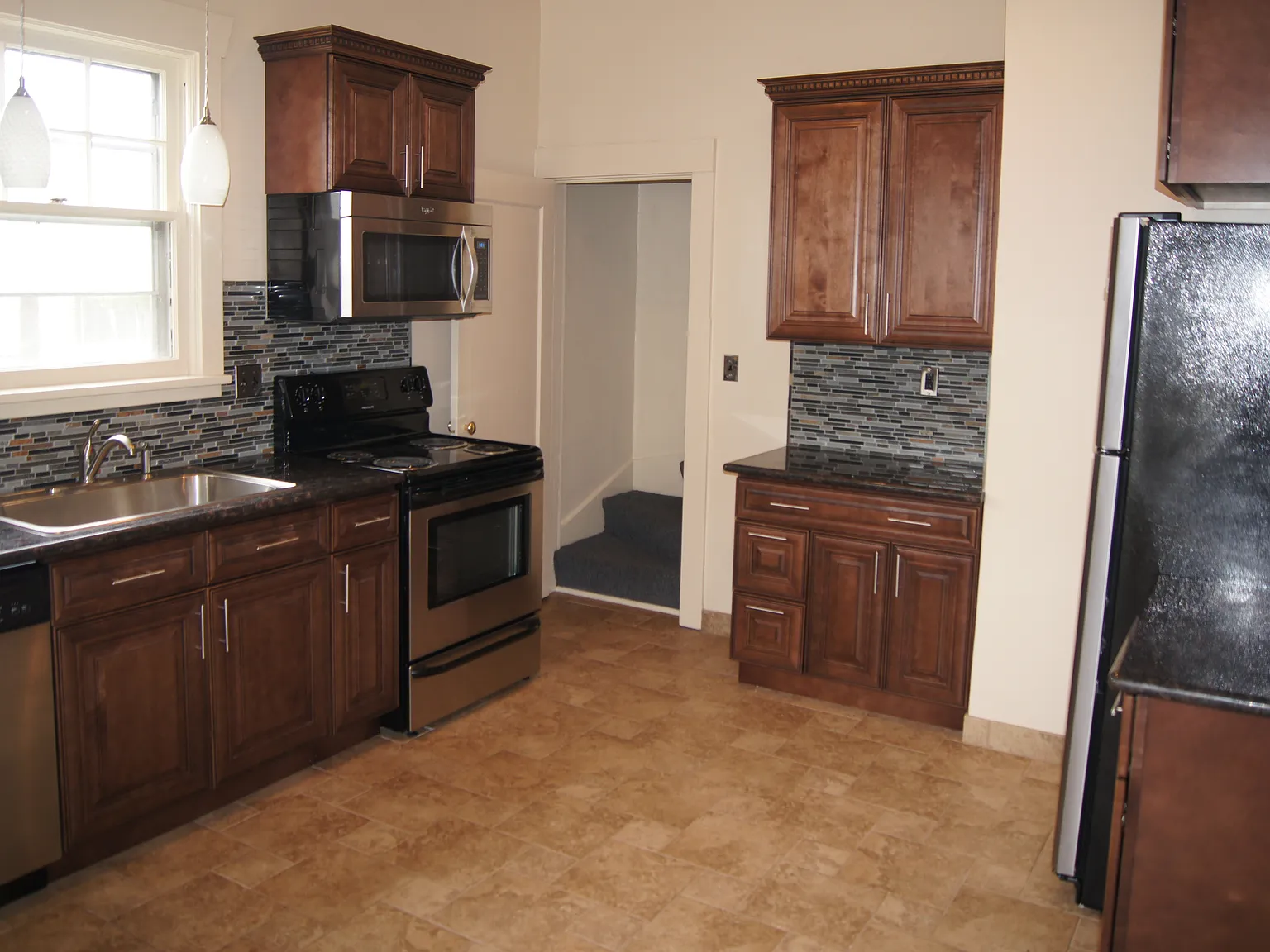 6 bed, $4,650 — Photo 4