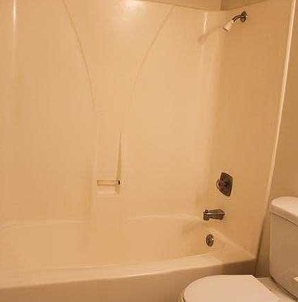 tub/shower combo/toilet