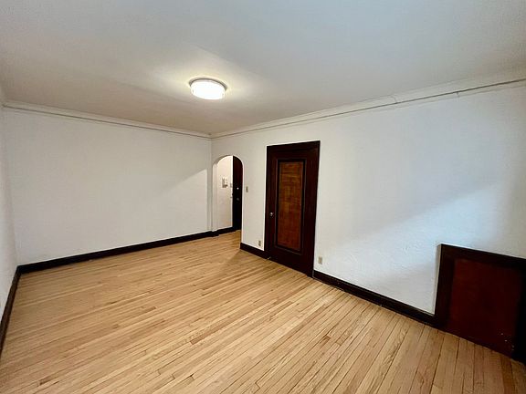 3rd image of 4460 N Oakland Ave APT 11