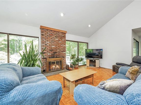 3rd image of 18 Westminster Dr