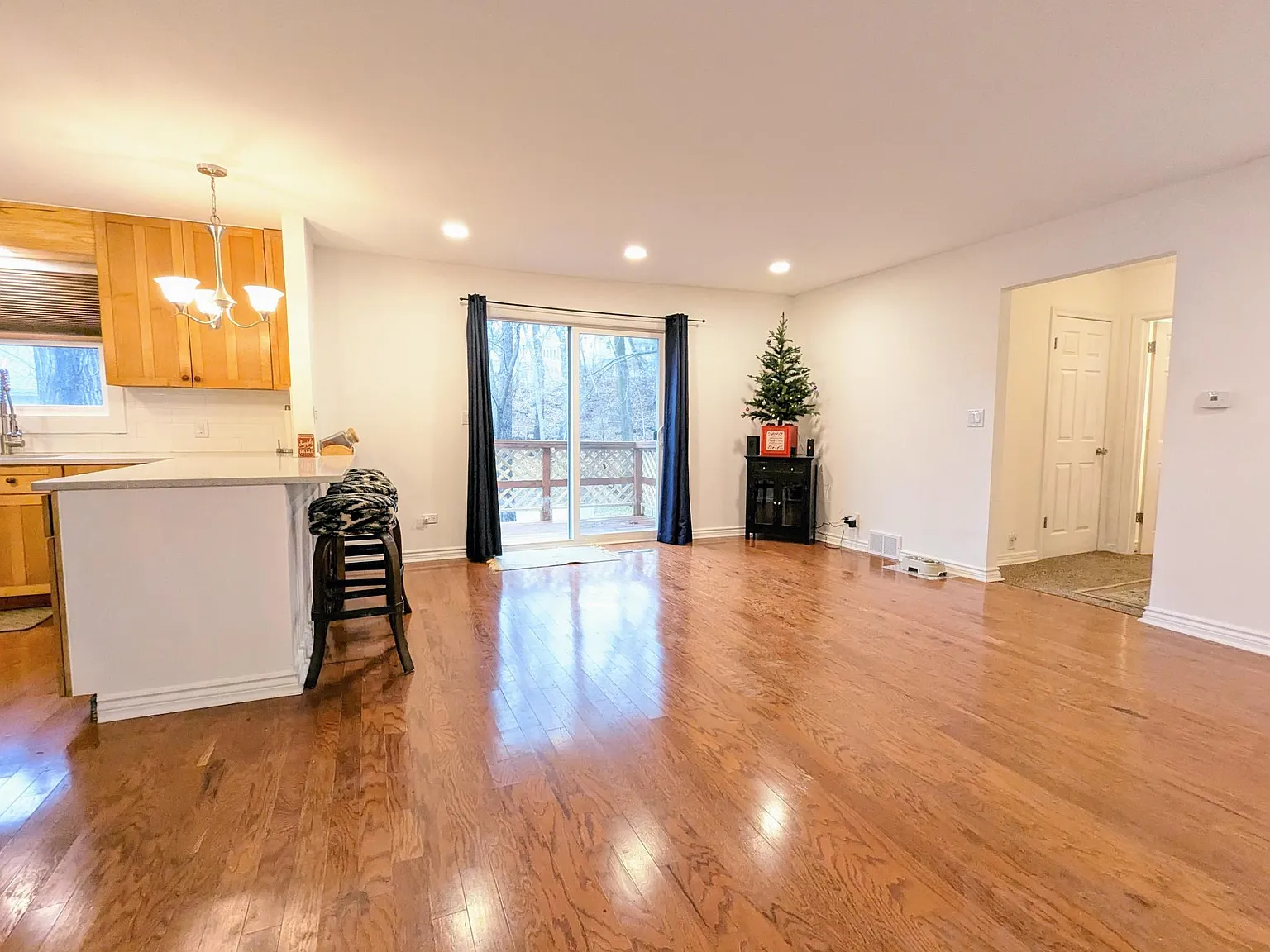 3 bed, 1212 sqft, $2,200 — Photo 3