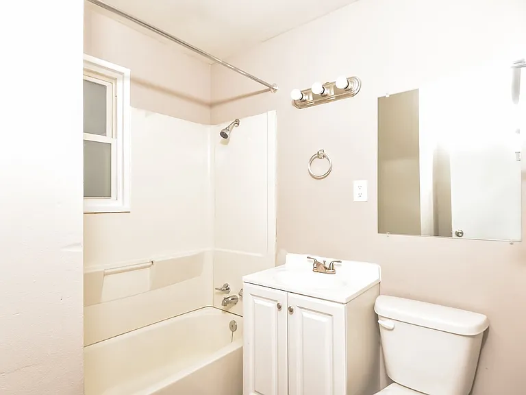 2079827_027_bathroom_13443626.jpg