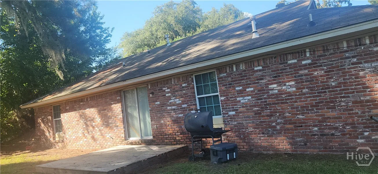 3 bed, 2.0 bath, 1556 sqft, $2,100 — Photo 2