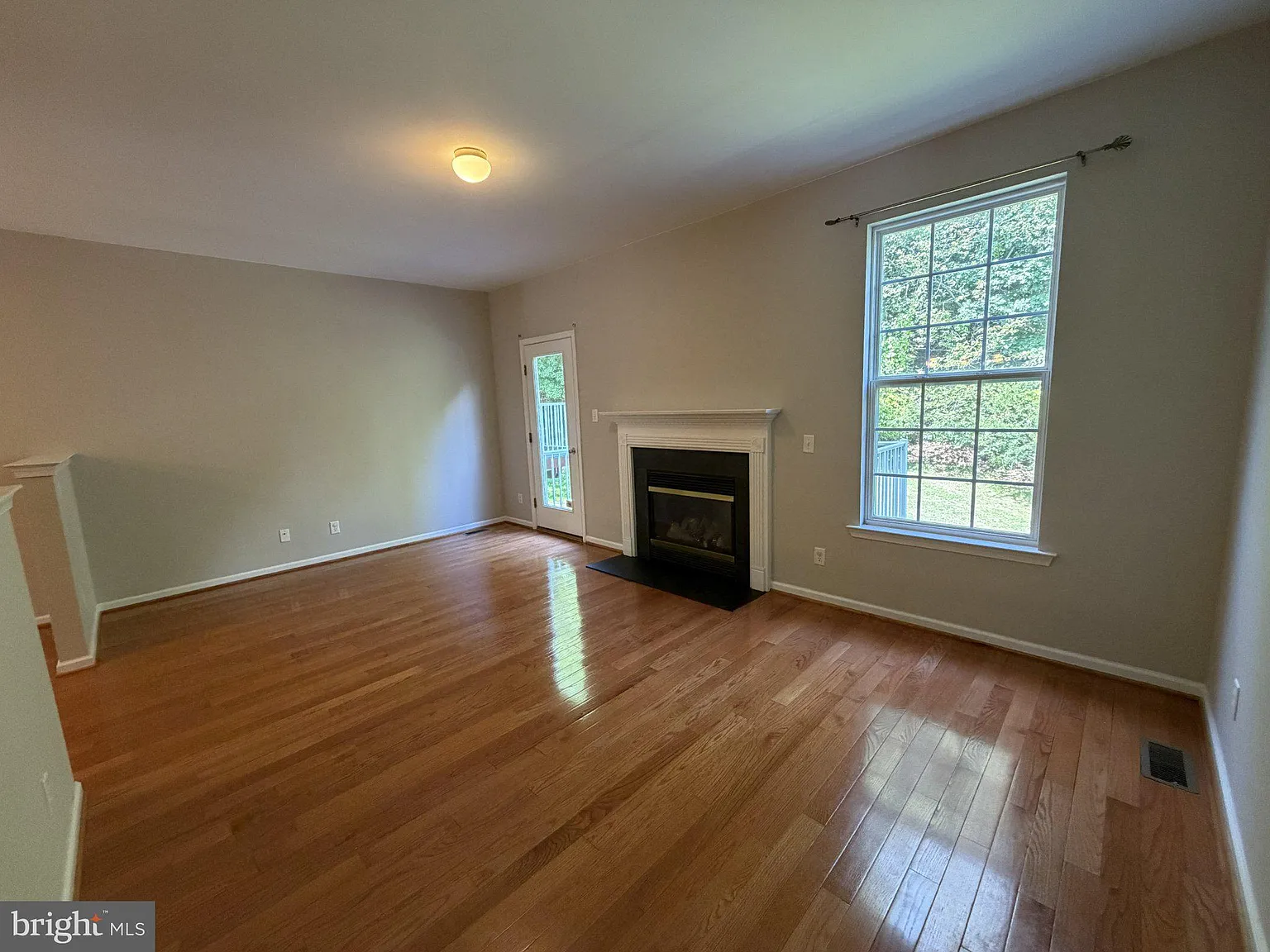 3 bed, 2.5 bath, 2850 sqft, $3,300 — Photo 4