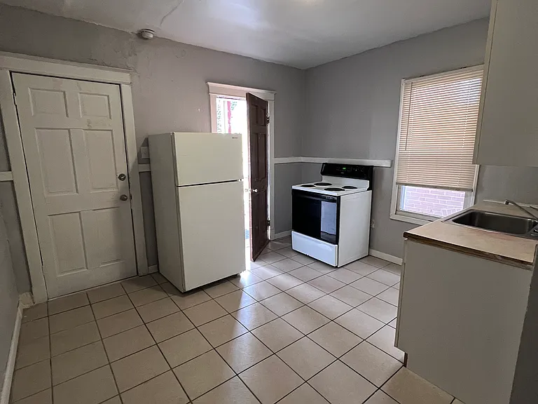 5805 S Broadway #2 — Photo 2