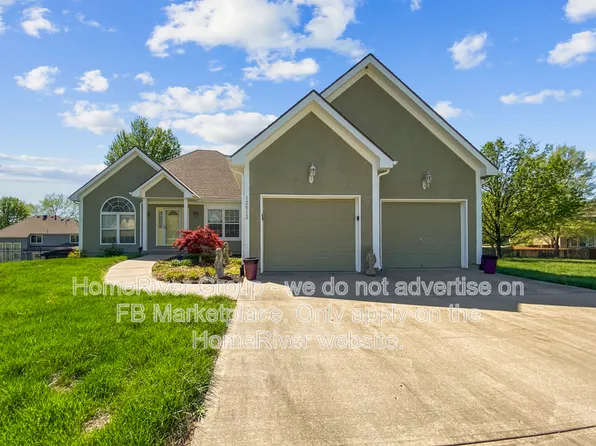 12512 Pine Valley Dr, Kansas City, KS 66109