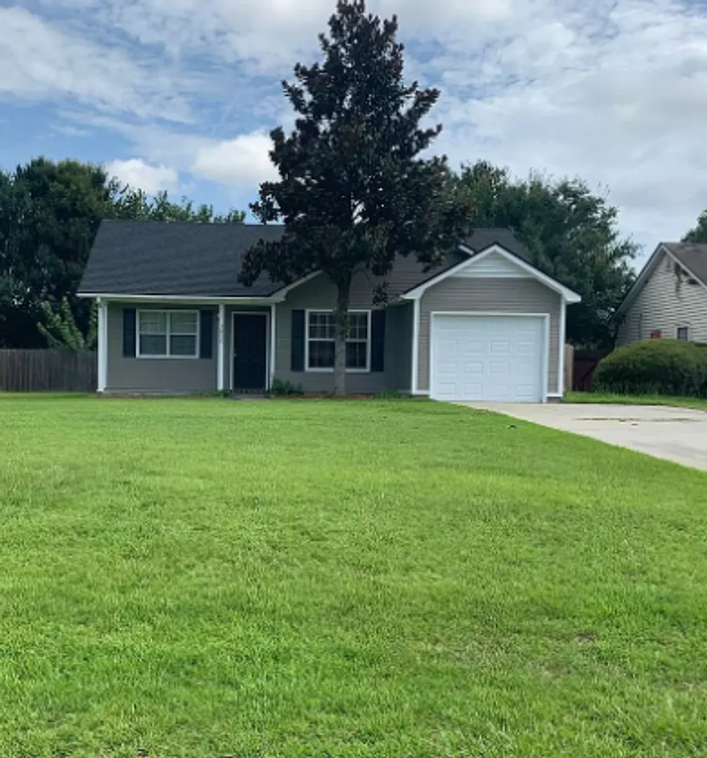 3 bedroom/2 bathroom home — Photo 1