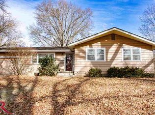 1602 Grandview Dr, Wamego, KS 66547