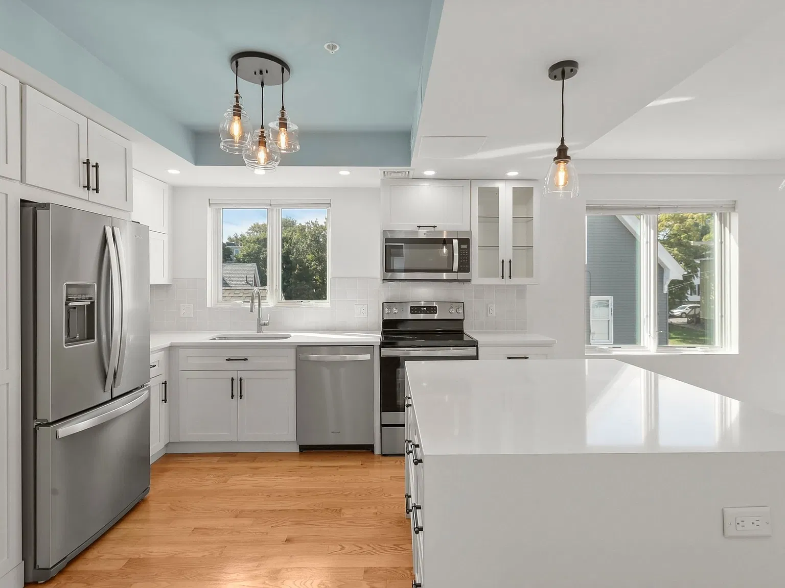 3 bed, 2.0 bath, 1030 sqft, $3,400 — Photo 3