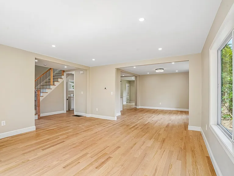 559 Winthrop St — Photo 3