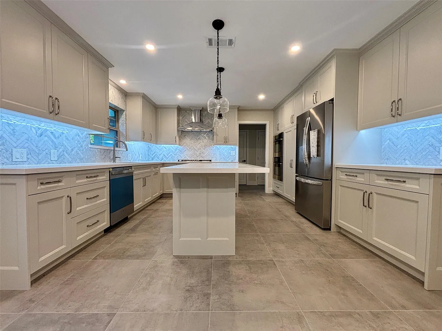 4 bed, 3.5 bath, 2316 sqft, $2,295 — Photo 4