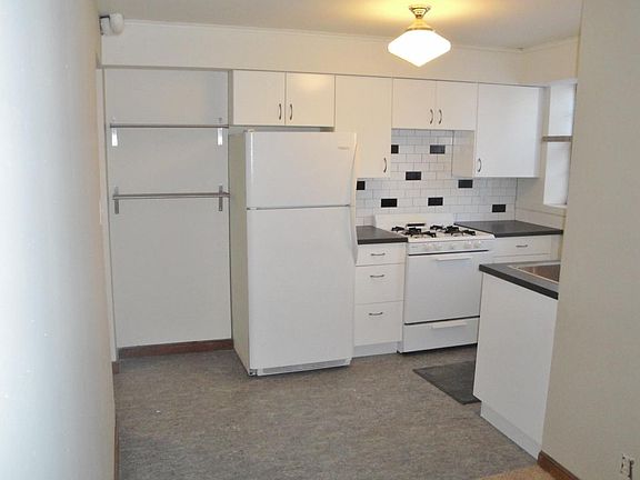 4th image of 622 Snelling Ave S