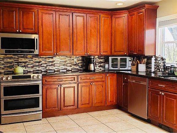 4th image of 578 Higbie Ln