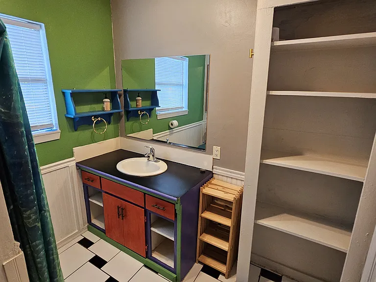 Full Bathroom in hallway