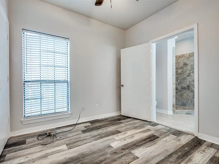 2815 Reagan St #2 — Photo 9