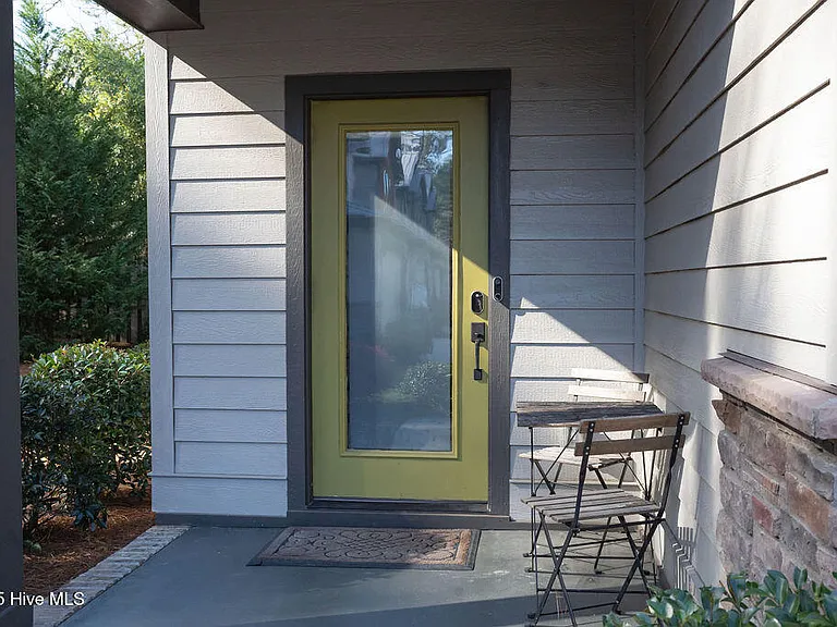 691 S Ashe St — Photo 3