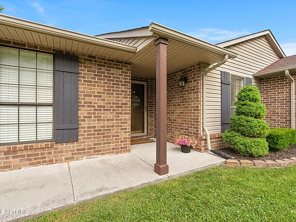 3rd image of 8018 Phyllis Ln