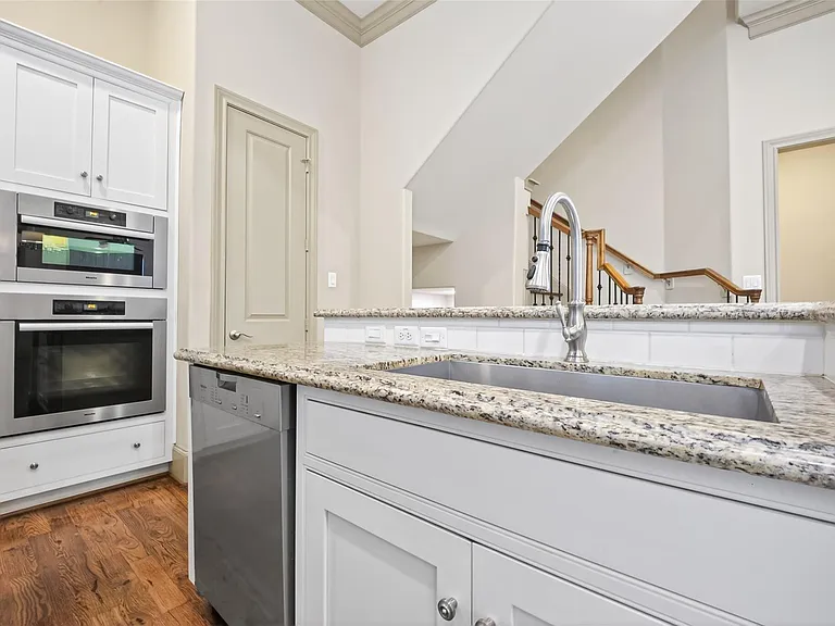 308 W Bell St — Photo 20