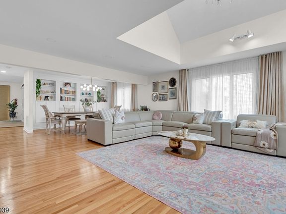 5th image of 7 Hoagland Ct