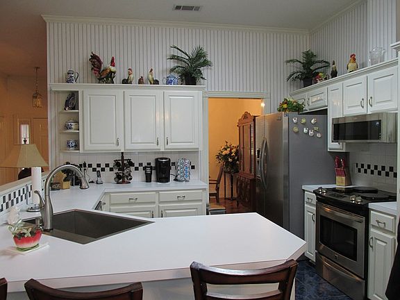 5th image of 700 Oakview Dr