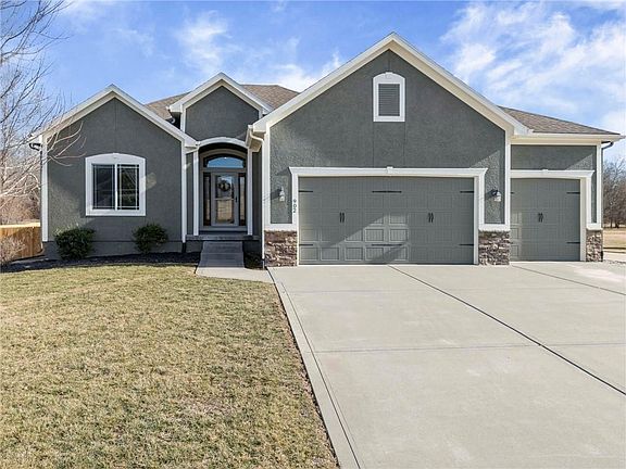 2nd image of 902 Buckeye Ln