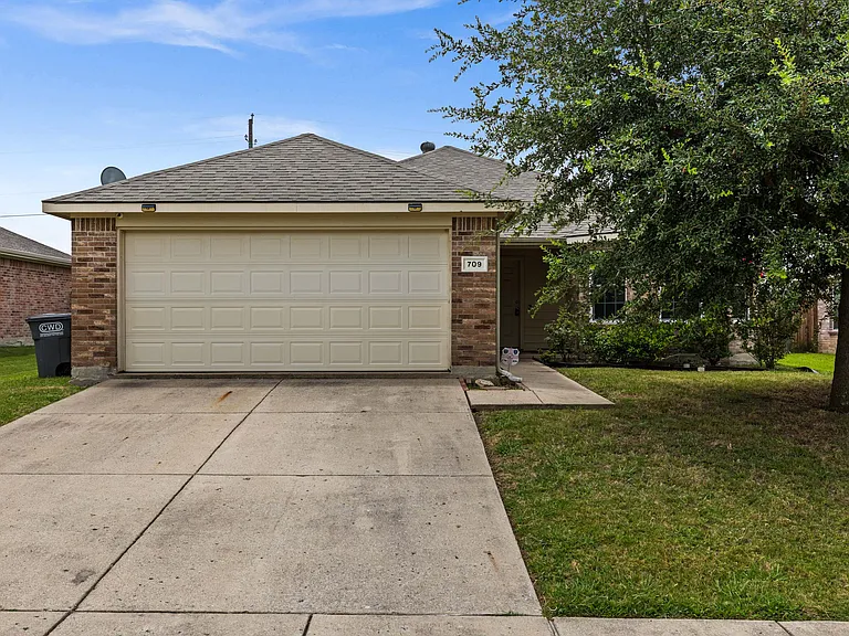 709 Chelsea Dr — Photo 1