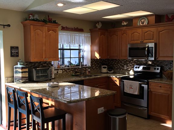 2nd image of 884 Derby Dr