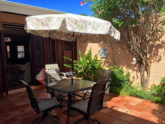 Interior-Exterior Courtyard